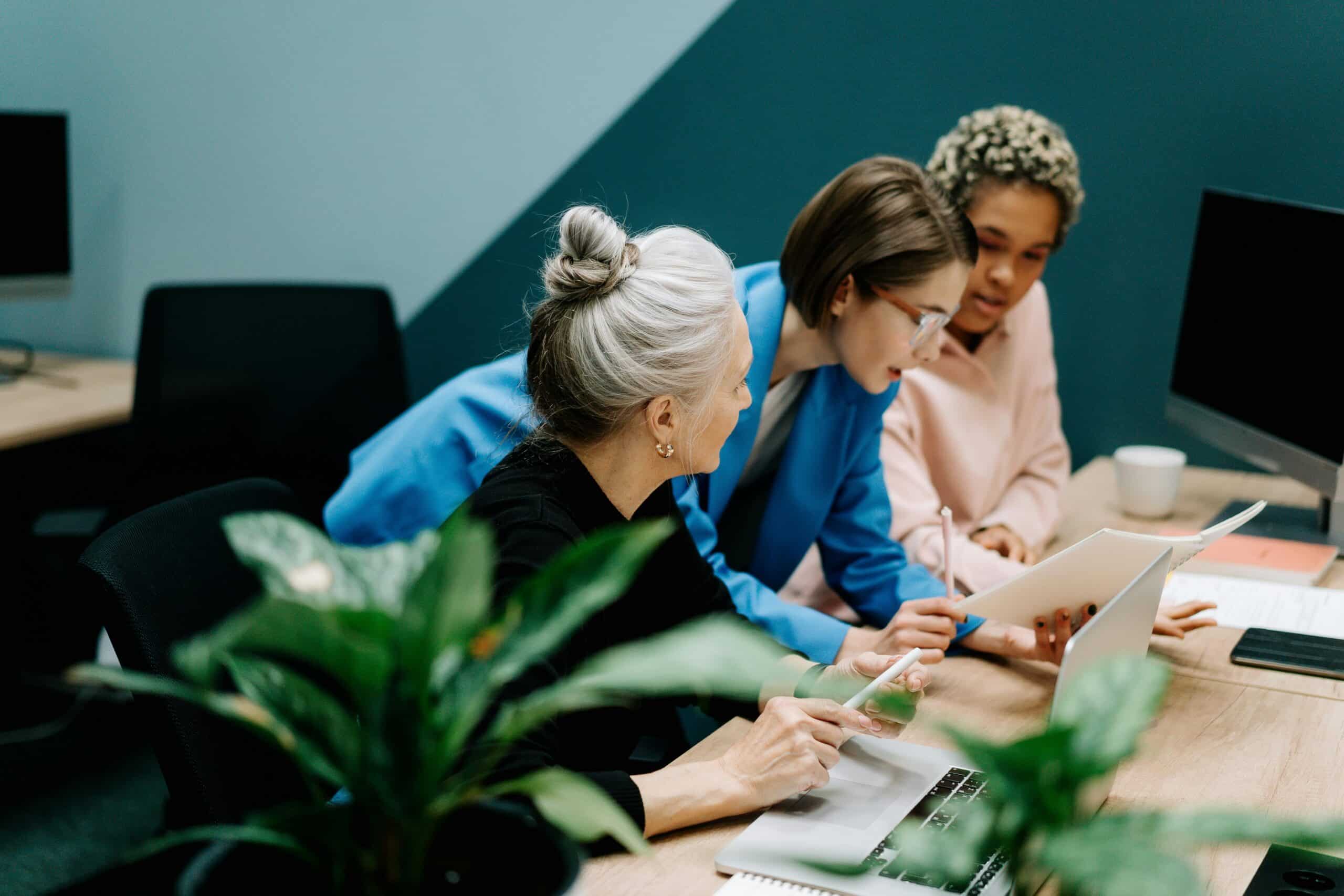 Navigating uncertainty: How to leverage AI-powered knowledge management for scenario planning to tackle market disruptions